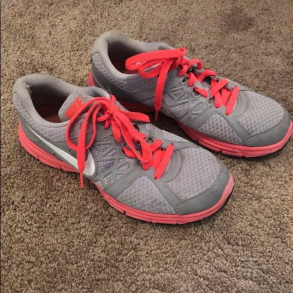 Women’s Nike Sneakers - size 9 US